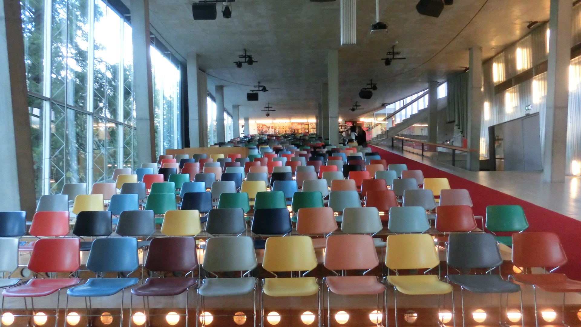 Gekleurde stoelen.jpg