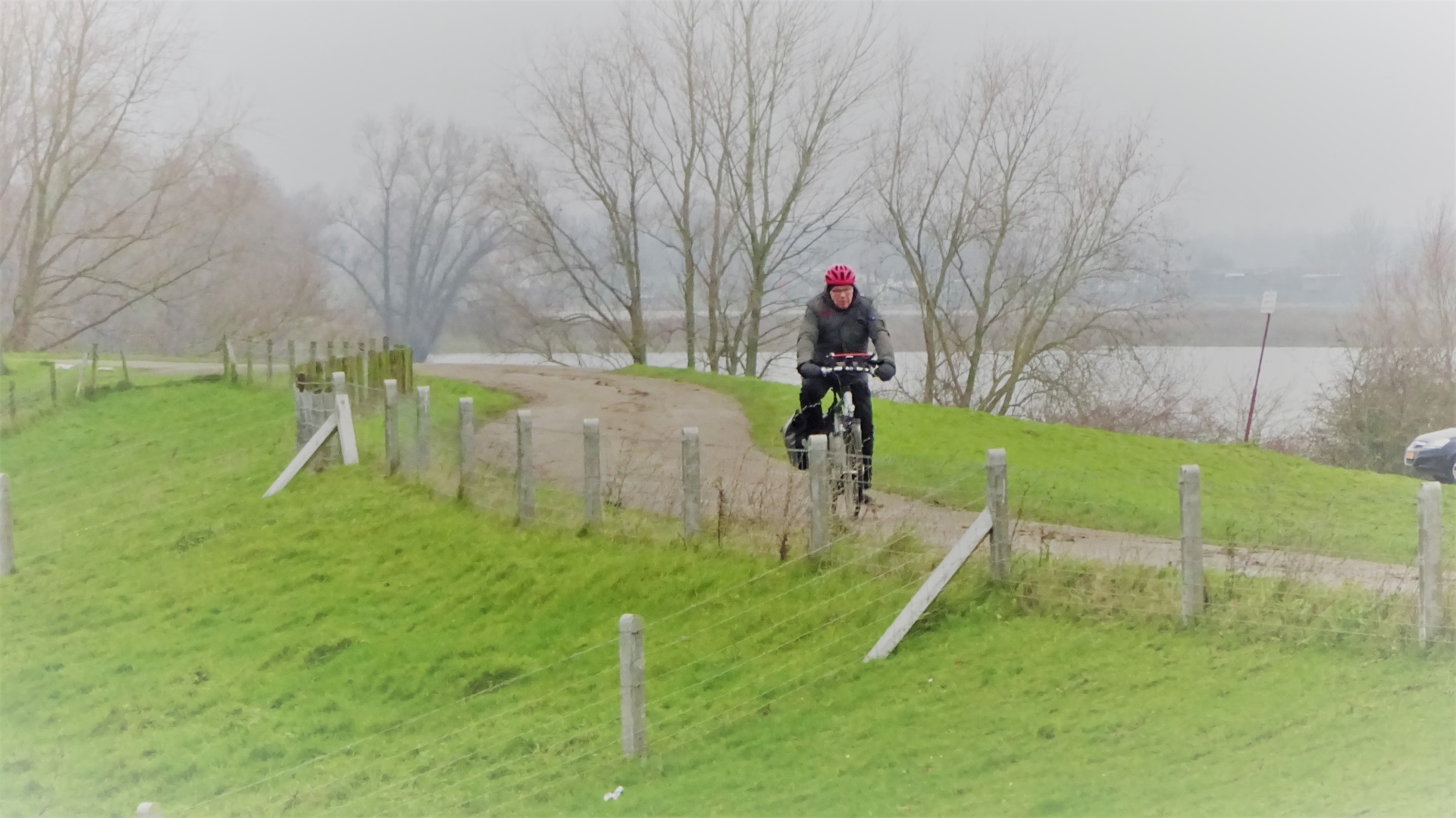 Fietser op de dijk