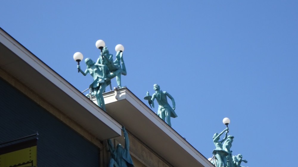 Beelden op Twentse Schouwburg