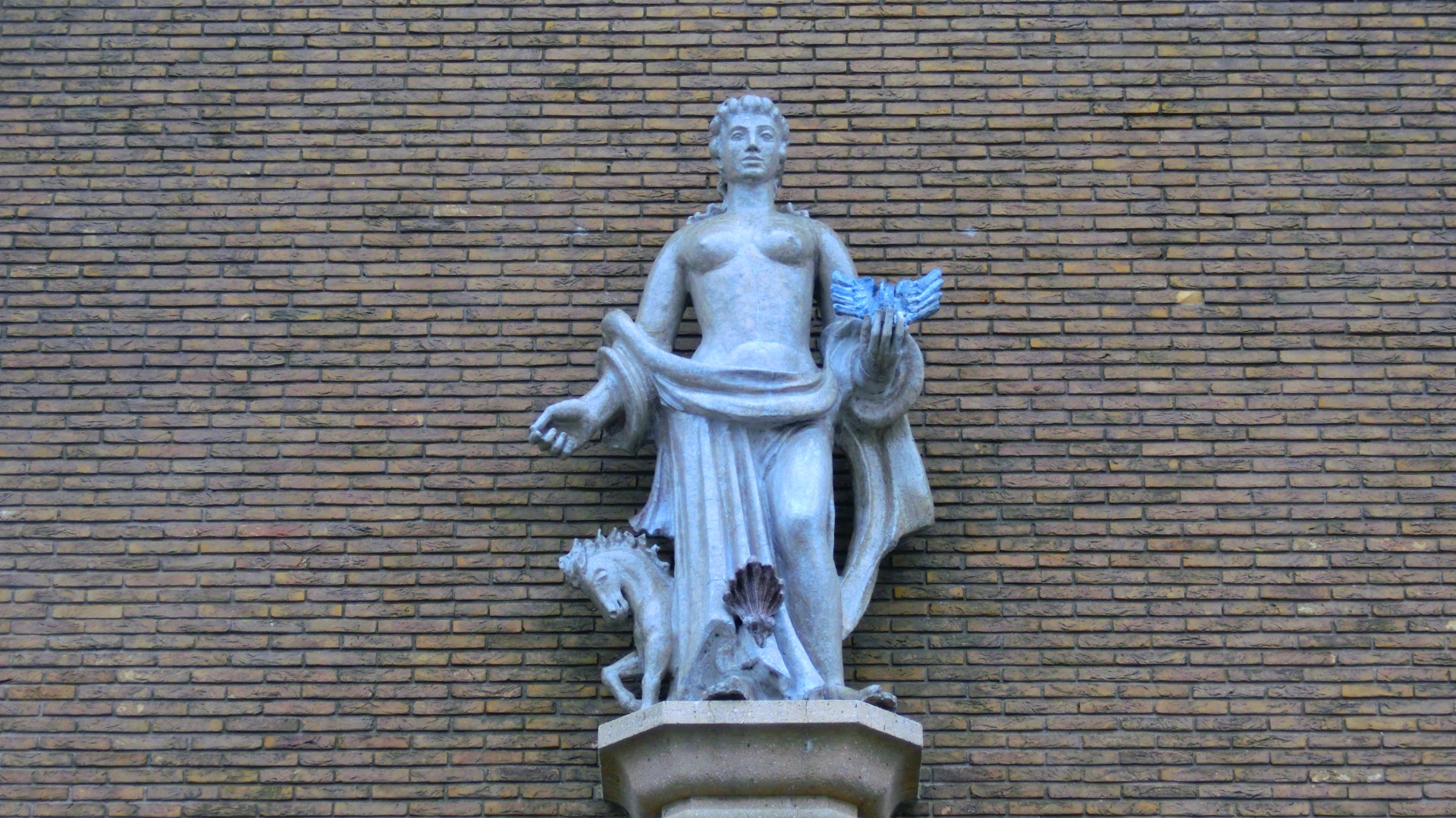 Sculptuur op stationsgebouw Vlissingen