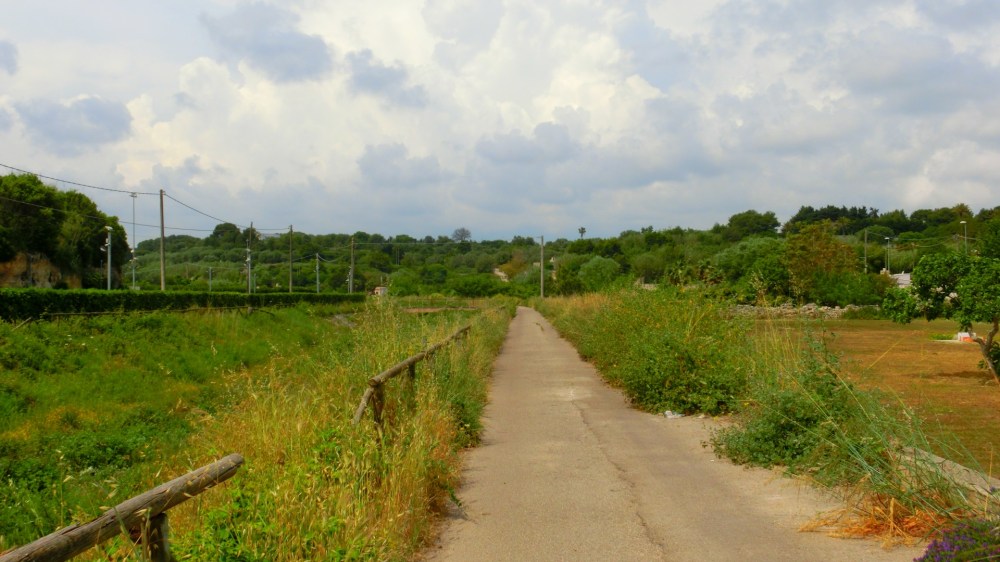 Pad langs de bron van Idro-rivier
