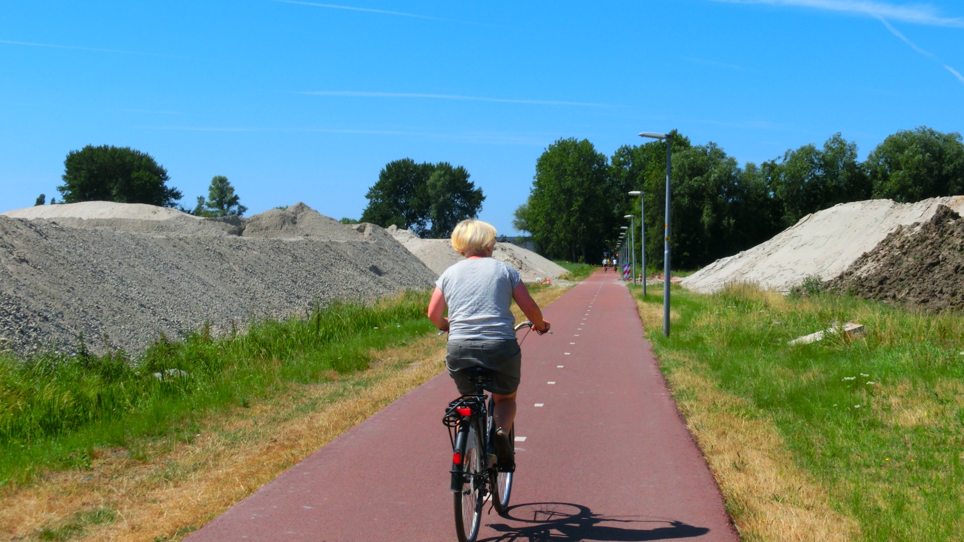 Fietspad tussen zandhopen