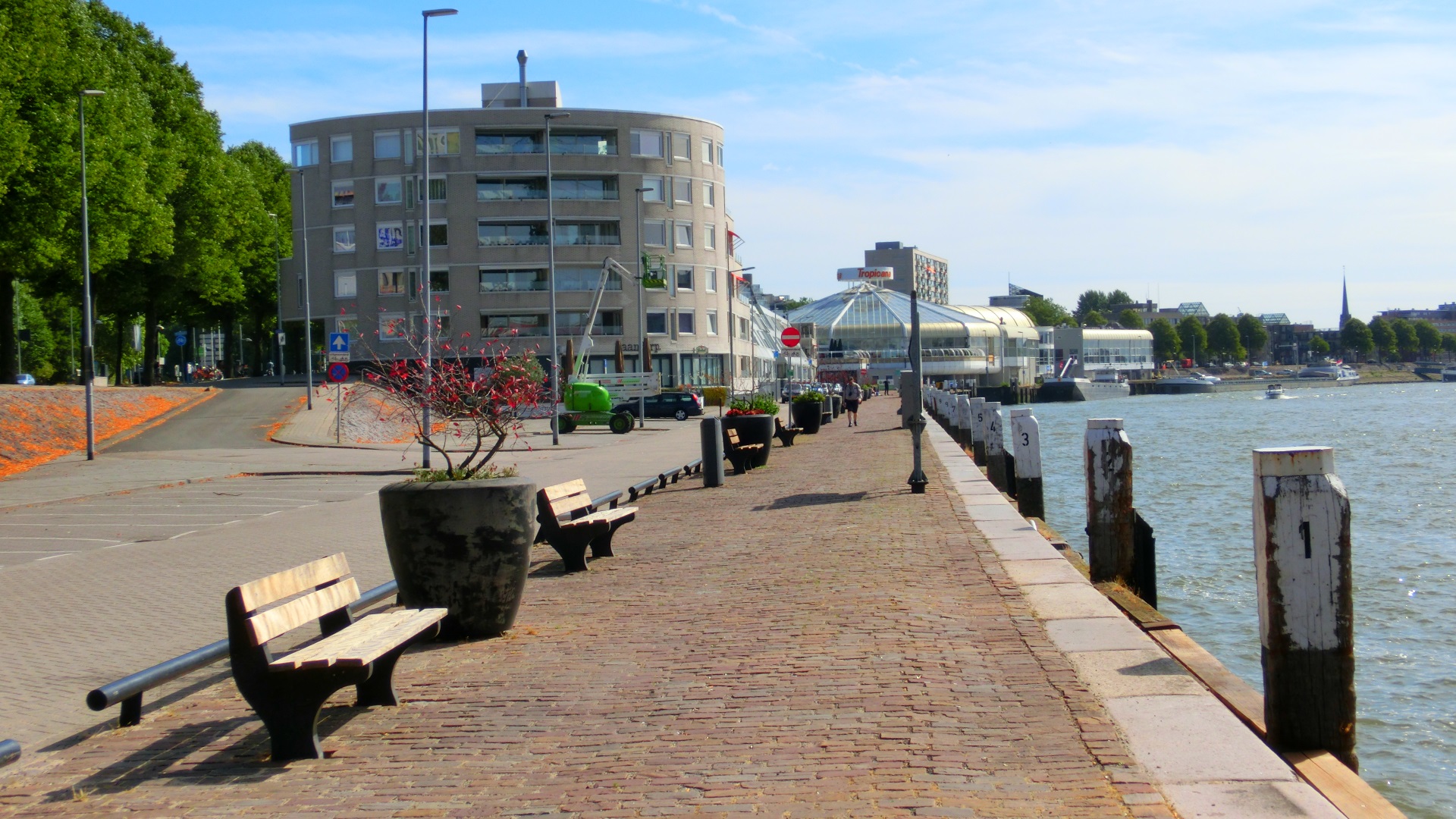 Wandelen over de Maasboulevard