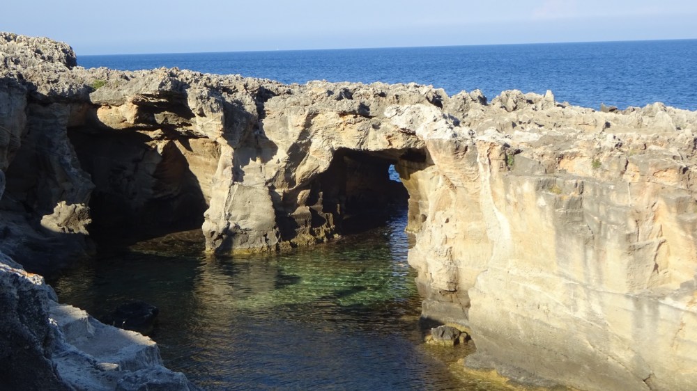 Rotsen bij Marina Serra