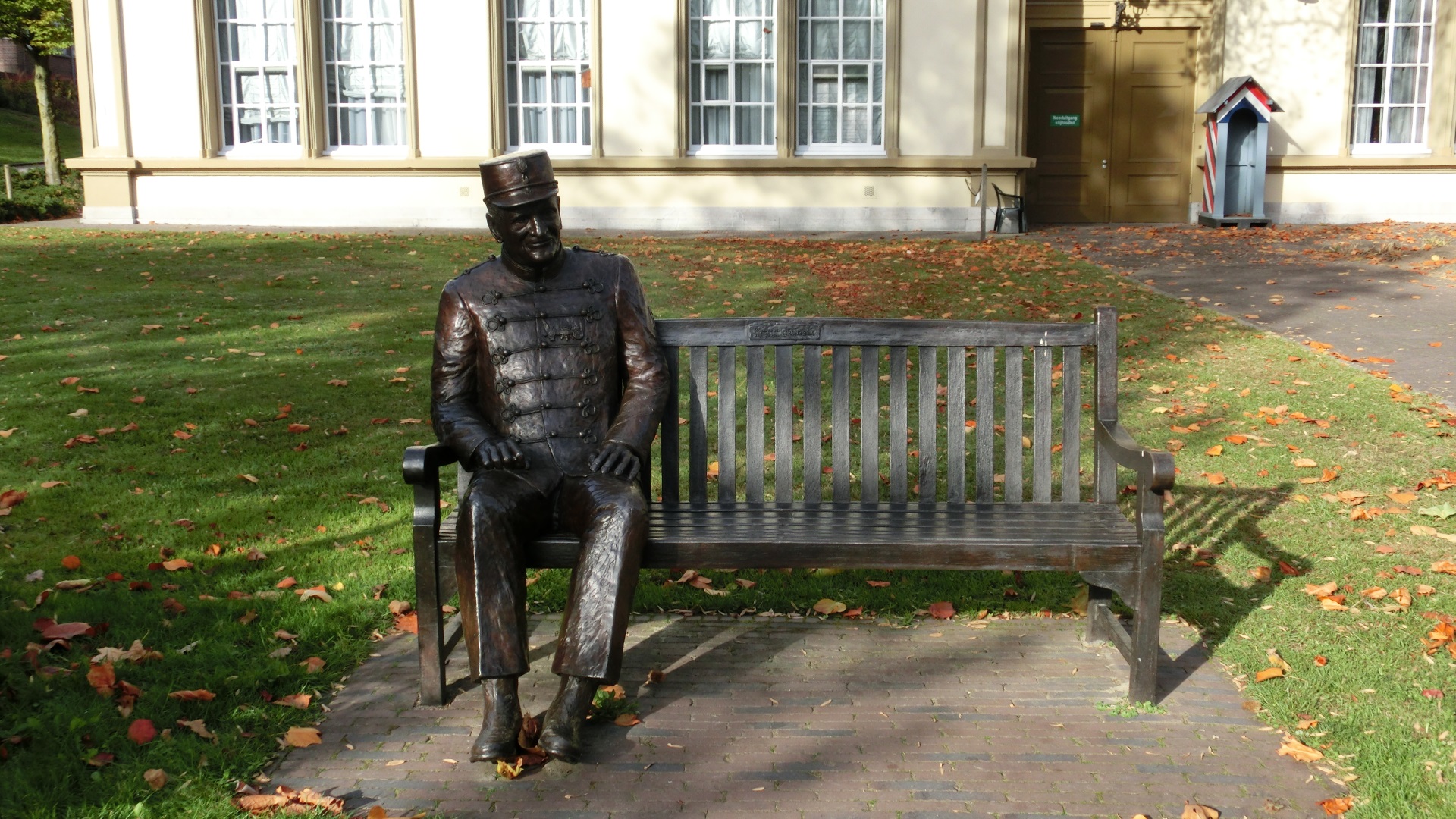 Bankje voor Museum Bronbeek