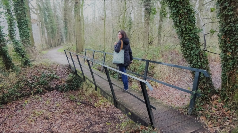 Wandelen over een bruggetje