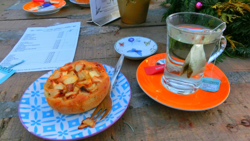 Koffie en thee met appeltaart