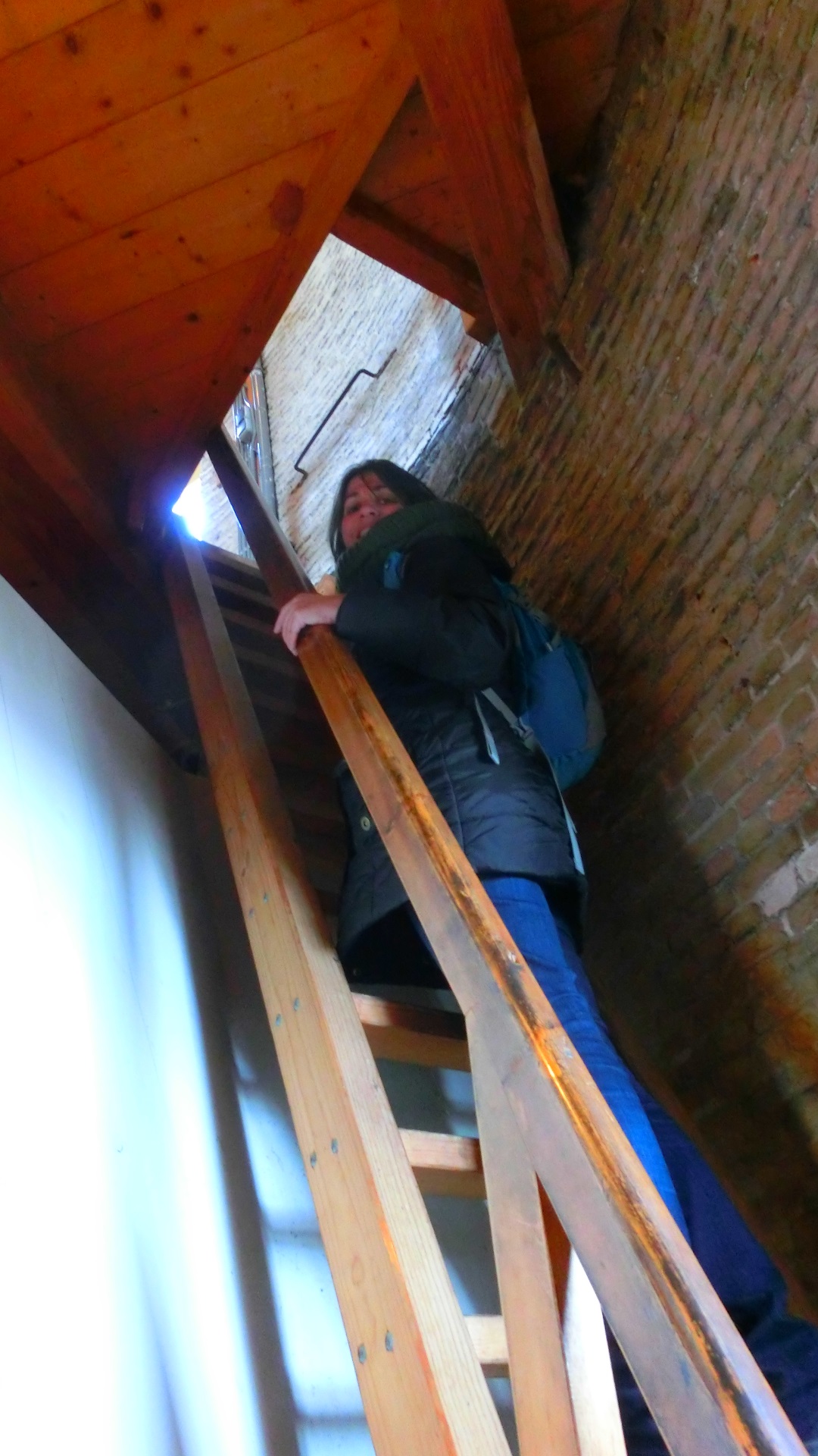 met knikkende knieën naar beneden