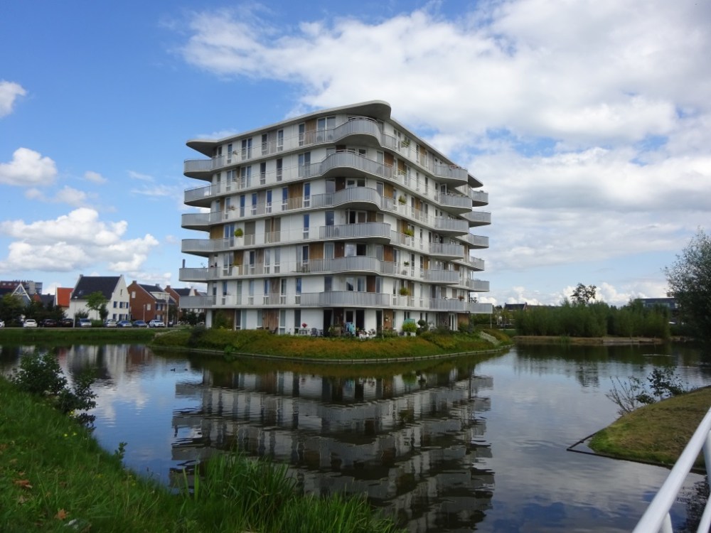 Witte woonflat De Bron