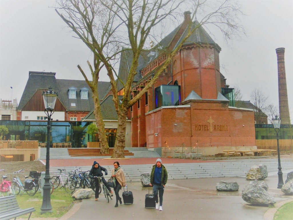 Toeristen met rolkoffertjes